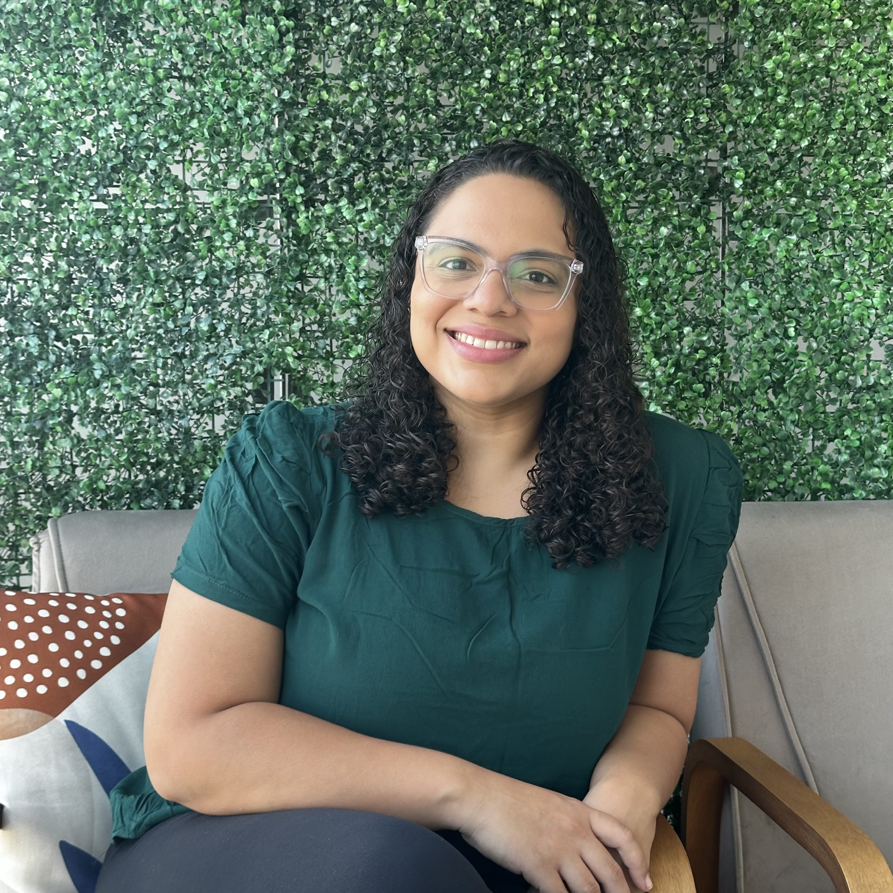 Bruna Coutinho sorrindo em um ambiente acolhedor